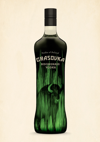schwarze Vodka-Flasche mit Büffel und grünem Gras