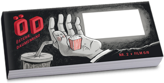 eine Hand im Kino, der Daumen isst Popcorn
